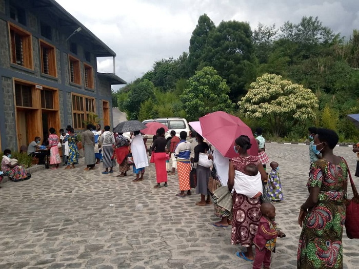 Mbere y'ibiganiro ababyitabira barabanza gukaraba no gupimwa umuriro mu kwirinda ikwirakwizwa rya COVID-19