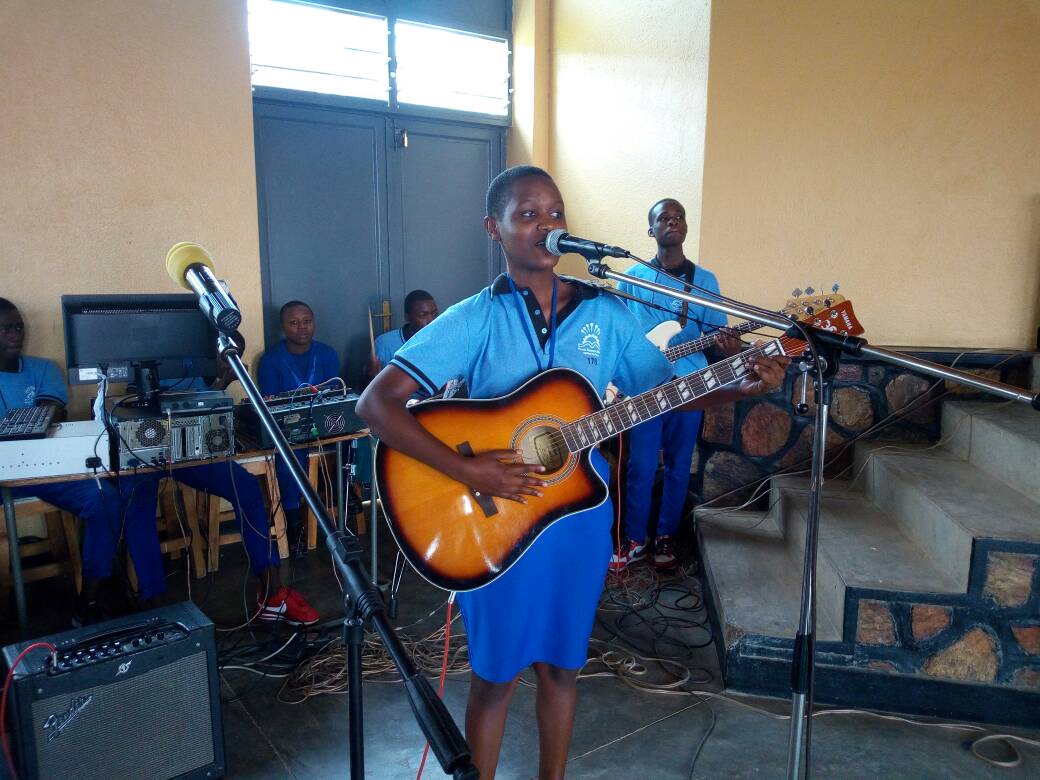 Abanyeshuri bataramiye ababyeyi babashimira kuri iki gikorwa cy'indashyikirwa babakoreye babubakira icumbi