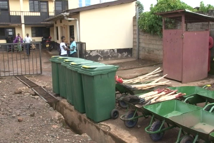 Abakora isuku mubitaro bya Gihundwe barasaba kurenganurwa.
