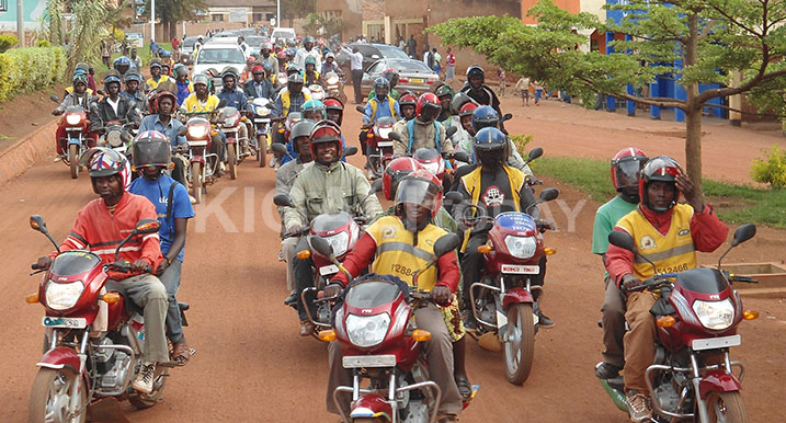 Abakora umwuga wo gutwara ibinyabiziga bakoze umutambagiro bishimira ko ubutumwa bwabo bwagejejwe mu nteko ishinga amategeko. 