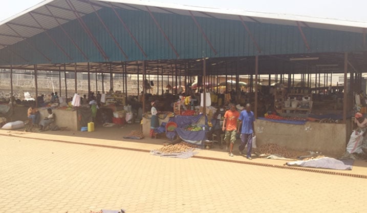 Abakorera mu isoko rishya harimo abari bafite amazu yasenywe bishyura aho bacururiza.