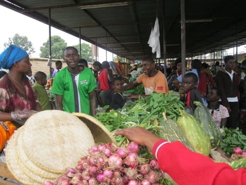 Bamwe mu bakorera mu isoko rya Muhanga.