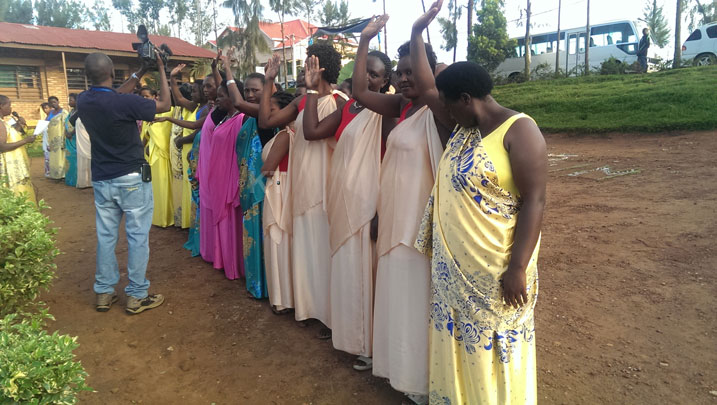 Abakorerabushake ba Komisiyo y'Amatora barahira.