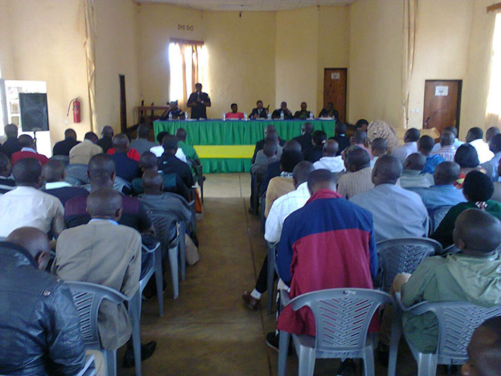 Abakozi b'akarere basabwe gukomeza akazi kabo baharanira kwesa imihigo.