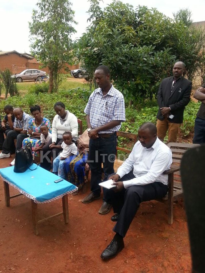Abakozi b'Umurenge wa Byimana basabye abaturage kuba hafi y'abarokotse.