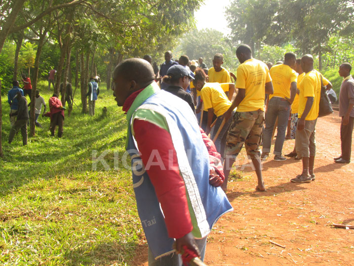 Abakozi ba Mobisol babanje kwifatanya n'abaturage mu muganda mbere yo kubasobanurira uko amashanyarazi batanga akoreshwa.