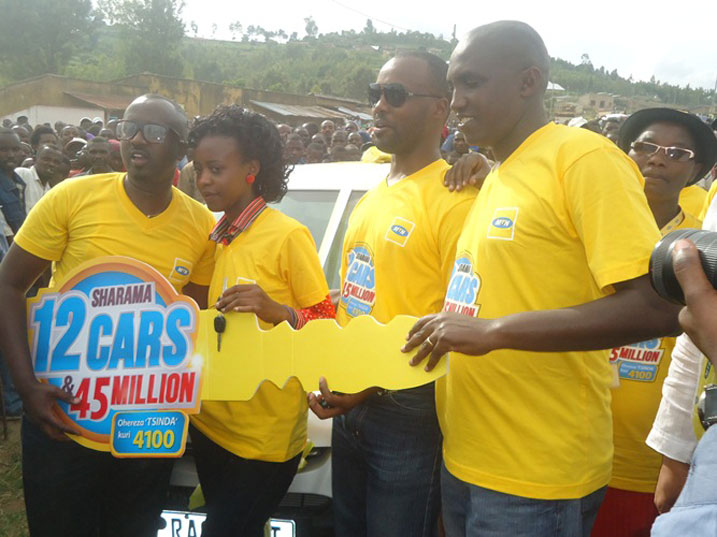 Abakozi ba MTN bashyikiriza Mahirwe imodoka yatomboye.