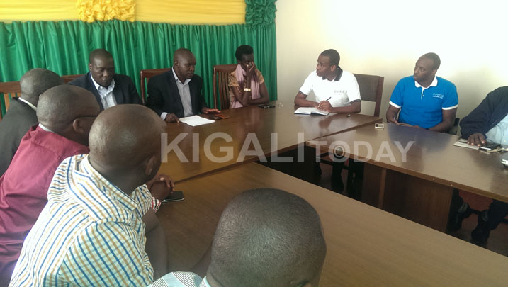 Abakozi ba RwandaOnline basobanurira abakozi b'Akarere ka Gicumbi uko urwo rubuga ruzajya rukoreshwa.