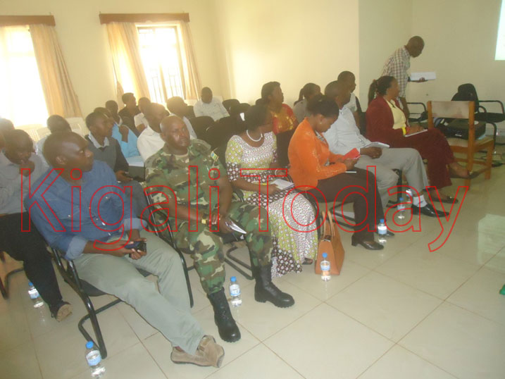 Abakozi b'Akarere ka Rusizi mu kiganiro cyo gusobanurira abadepite aho ingengo y'imari igeze ikoreshwa.