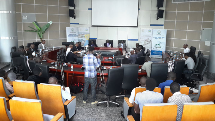 Abakozi muri MINECOFIN, abayobozi mu mujyi wa Kigali n'uturere tuwugize, baganira ku gatabo gasobanura ingengo y'imari ya Leta kazahabwa abaturage.