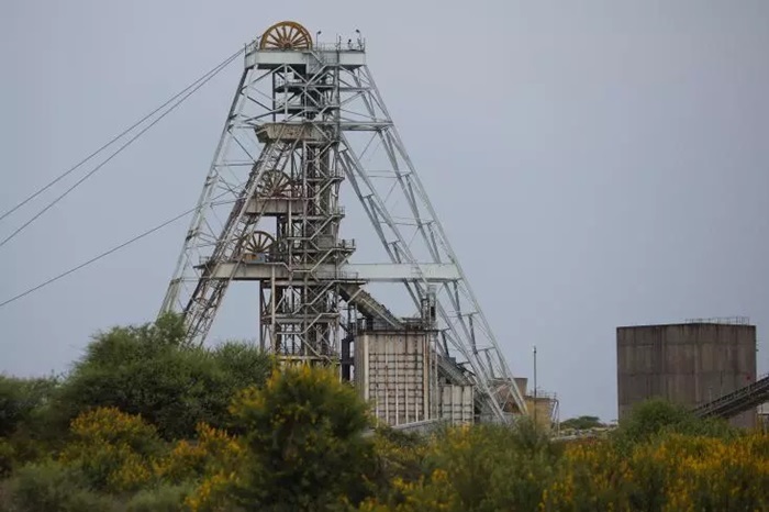 Abakozi 11 bakora mu bucukuzi bw