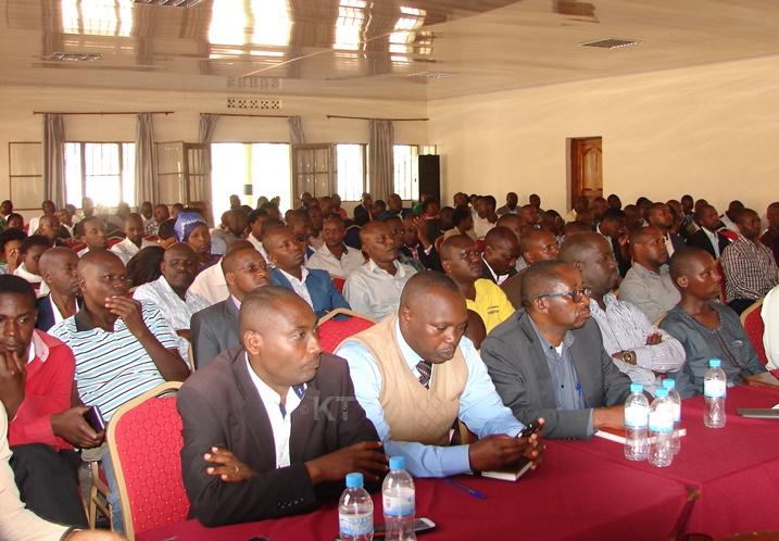 Abaturage b'Akarere ka Rulindo, abikorera n'abandi bafatanyabikorwa bako, bitabiriye igikorwa cyo kwishakamo izo nka.
