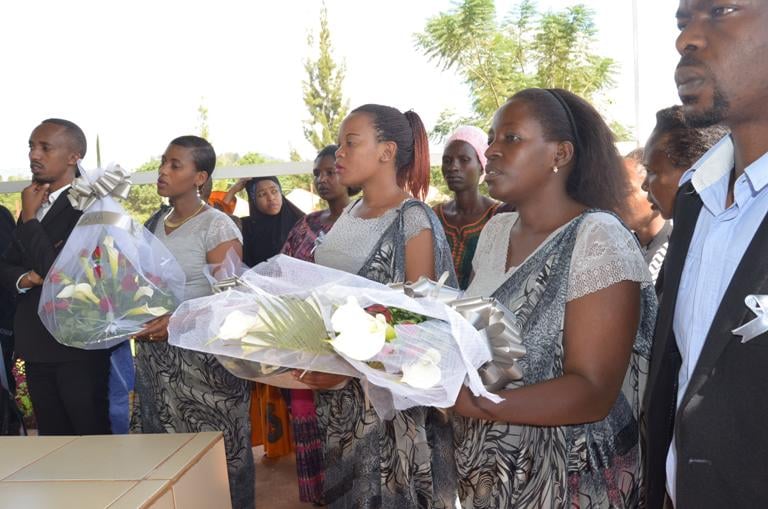 Abakozi b'ibitaro bya Kabutare bunamiye Abatutsi bashyinguye mu rwibutso rwa Jenoside rwa Ngoma