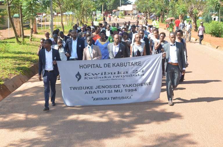 Abakozi b'ibitaro bya Kabutare mu rugendo rugana ku rwibutso rwa Jenoside rwa Ngoma ahashyinguye imibiri y'abiciwe mu bitaro bakoreramo