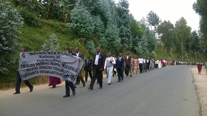 Abakozi b'ibitaro bya Kigeme n'abafatanyabikorwa babo bakoze urugendo rwo kwibuka abari abakozi, abarwayi n'abarwaza baguye ku Kigeme.