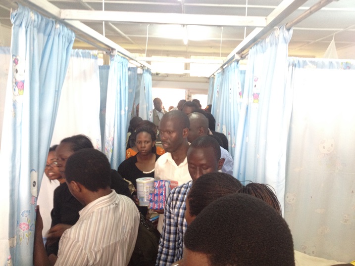 Abakozi ba Bralirwa bagendaga bazenguruka mu byumba bitandukanye batanga ibikoresho ku barwayi.