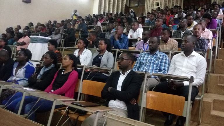 Abakozi ba CHUB bafata umwanya wo kuganira no gufatira ingamba hamwe kugora ngo Jenoside itazasubira