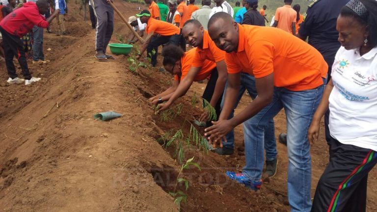 Abakozi ba Horizon Express mu bifatanyije n'abaturage b'i Nyaruguru mu gikorwa cy'umuganda