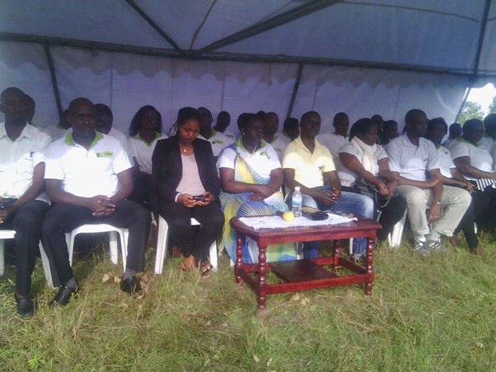 Abakozi ba banki ya KCB bari basuye koperative Imararungu.