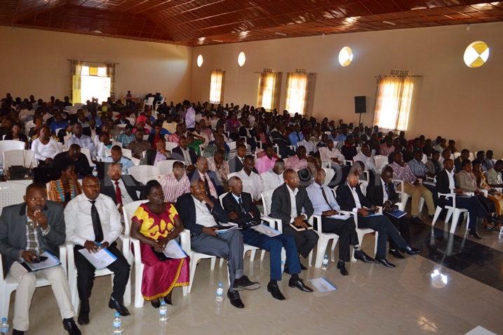 Abakozi bavuga ko aya mabwiriza yongeye kubakeburira kubahiriza inshingano zabo.