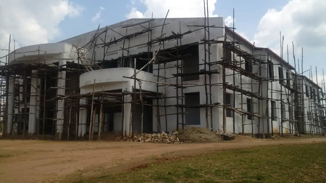 Abakozi bubaka ibitaro bya Gatonde babaye bahagaritswe mu gihe hagitegerejwe ko MINECOFIN itanga amafaranga