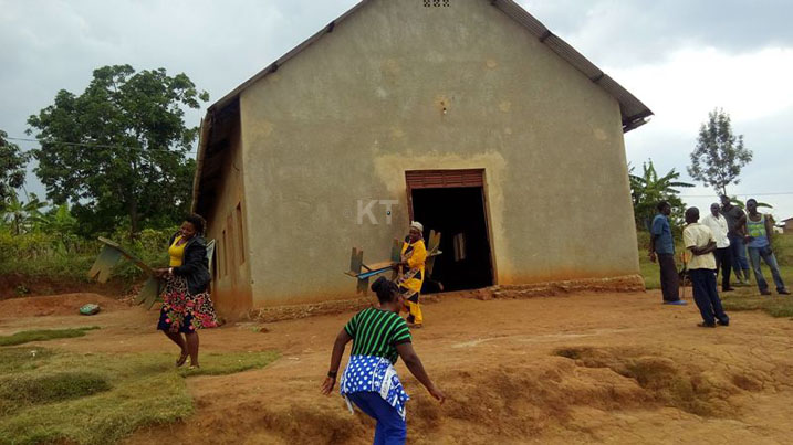 Abakiristo basohora ibikoresho bya bo birimo intebe, icurangisho n