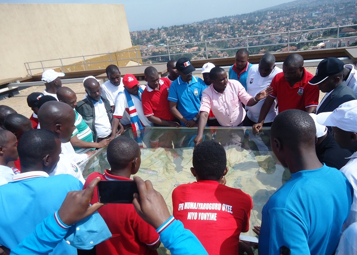 Abakuru ba FPR Inkotanyi muri Kabaya barimo gusobanurirwa uburyo urugamba rwo kubohora igihugu rwagenze