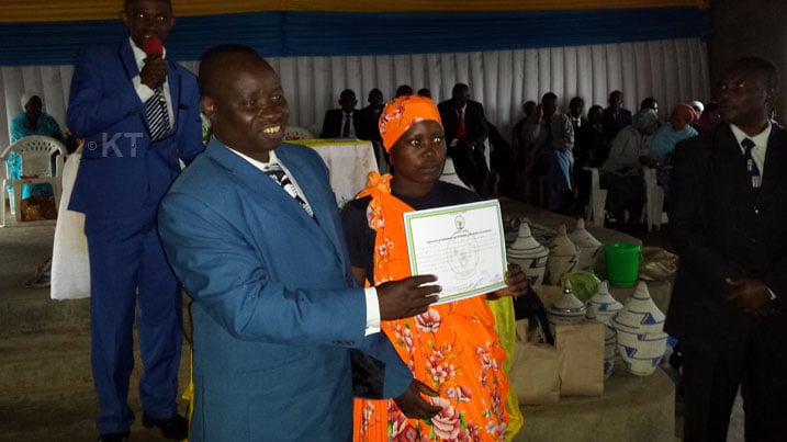 Abakuze bize gusoma, kwandika no kubara bahawe inyemezabumenyi 