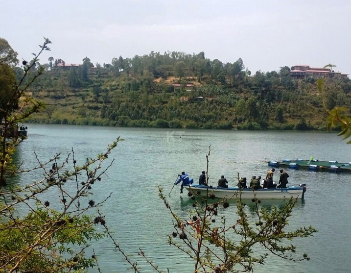 Abamarine barimo gukora ubutabazi mu kiyaga cya Kivu.