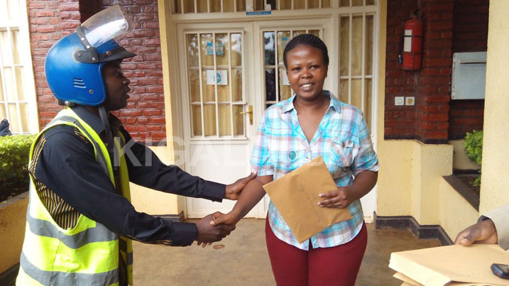 Urugendo rwabo barusoreje ku Biro by'Akarere ka Rusizi bageza ibaruwa ikubiyemo ibyifuzo byabo ku buyobozi bwako kugira ngo buzabatumikire ku Nteko Nshingamategeko.