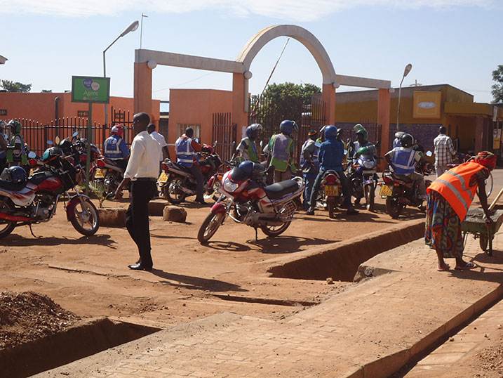 Abamotari bakorera mu Murenge wa Mukarange bavuga ko aho bahagarara bategereje abagenzi hataboneye.