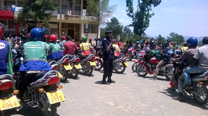 Abamotari banenga abagenzi barangara bagateza impanuka kubera gukoresha nabi umuhanda.
