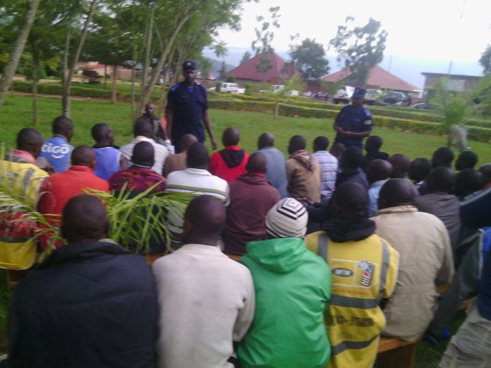 Polisi yibukije abamotari ko guhera tariki 01/01/2015 uzajya afatwa adafite "autorisation" azajya acibwa amande.