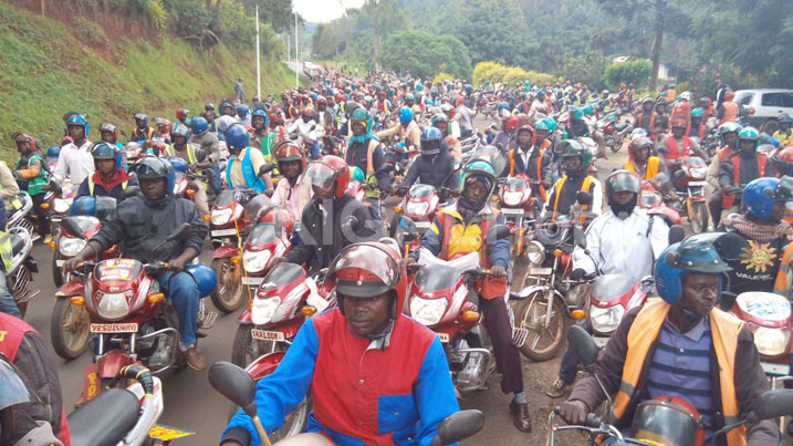 Abamotari ba Rusizi mu rugendo rwo kwibuka abazize Jenoside yakorewe Abatutsi no gusaba ko Itegeko Nshinga ryahindurwa bakabona uko bongera gutora Kagame.
