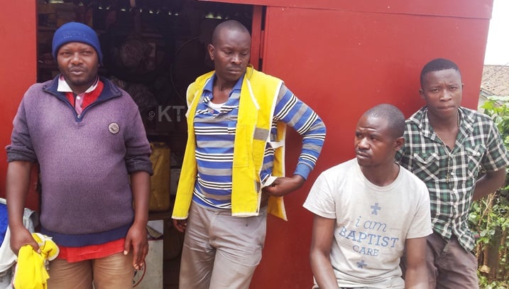Abamotari baraparika muri parikingi bagategereza abagenzi ariko iyo banababonye ngo Bacungana na Polisi yo mu muhanda kuko iyo babafashe babahanisha ibihumbi 10 byo kutagira ibyangombwa byo gutwara abagenzi.