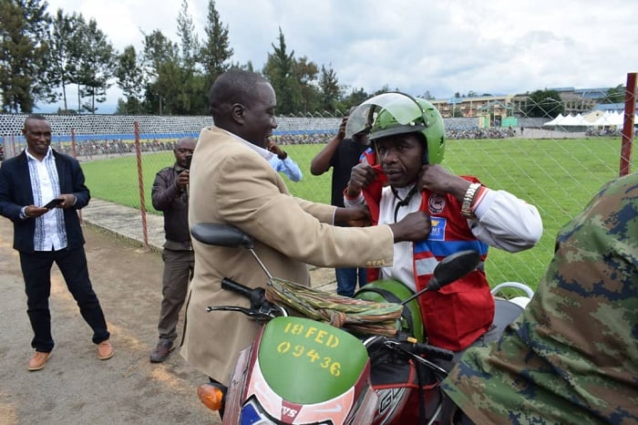 Guverineri Gatabazi yambika umumotari umwambaro mushya