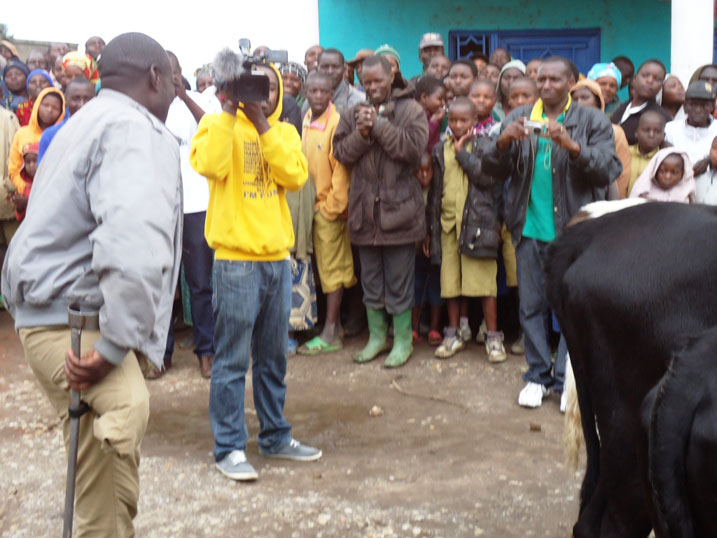Abamugariye ku rugamba berekwa inka bari bahaweho impano z'ishimwe n'abaturage b'umurenge wa Karago.