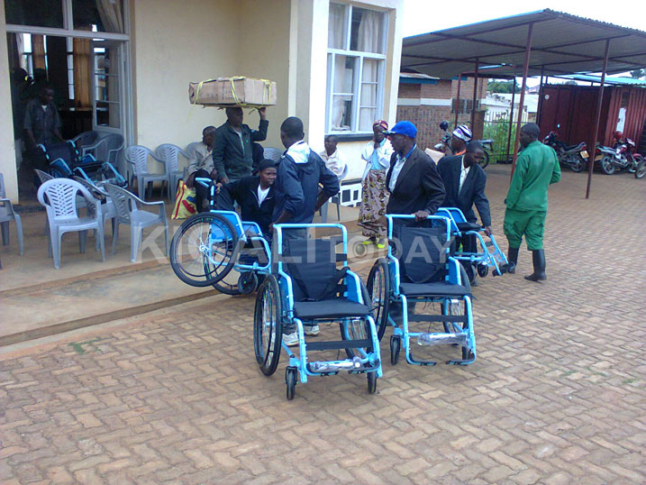 Abamugaye basbwe gufata neza amagare bahawe.