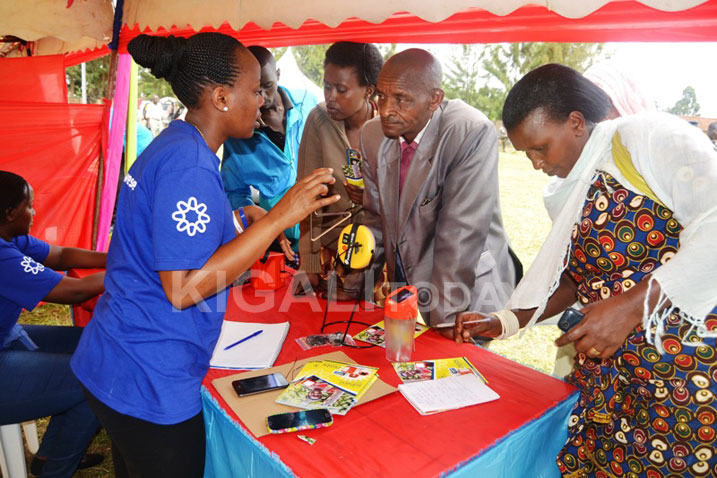 Abamurikabikorwa batandukanye basobanurira abaturege akamaro ko gukoresha ingufu ziva ku zuba.