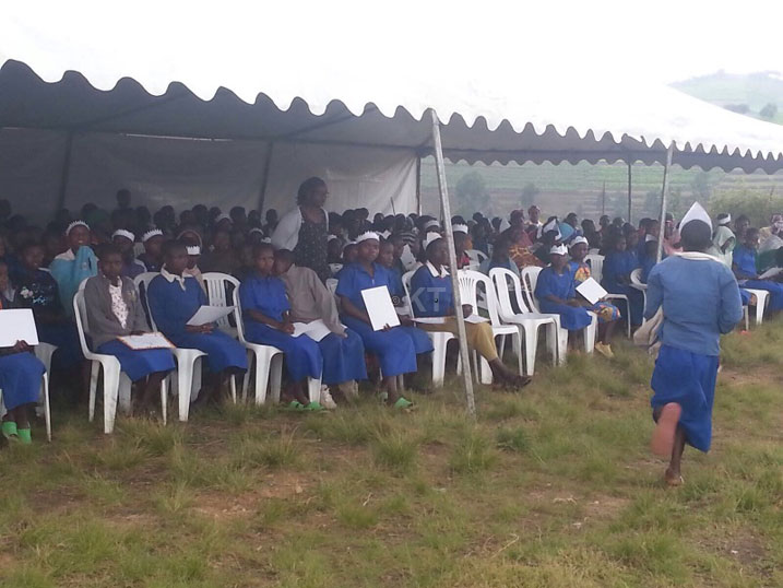 Bamwe mu bana bahuguwe mu 12+Program ubwo bahabwaga inyemezabumenyi zabo.