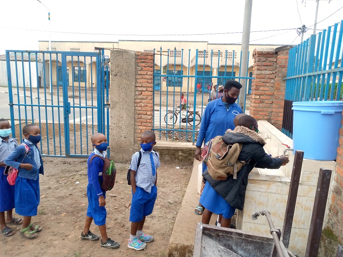 Ingamba zo gukaraba intoki n'amazi meza n'isabuni mu bigo by'amashuri, ni zimwe mu bifasha kwirinda ikwirakwizwa rya Covid-19
