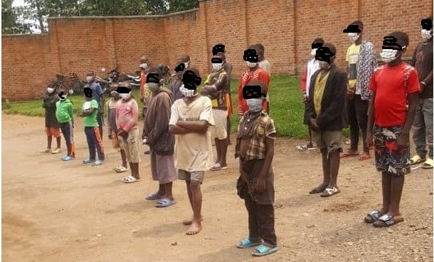 Aba bana baba barataye imiryango yabo bakajya mu mihanda aho usanga bambura abantu