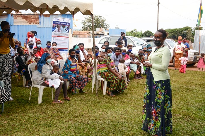 Dr Umugwaneza Placidie avuga ko uretse kubaha ubwo bufasha banabigisha uko biteza imbere