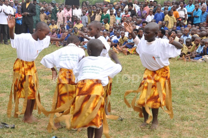 Abana bacinya akadiho bishimira umunsi wabo.