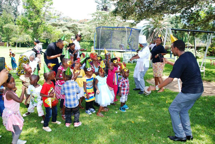 Abana bafashe n'umwanya wo kwishimana n'abakozi ba Kivu Serena Hotel.