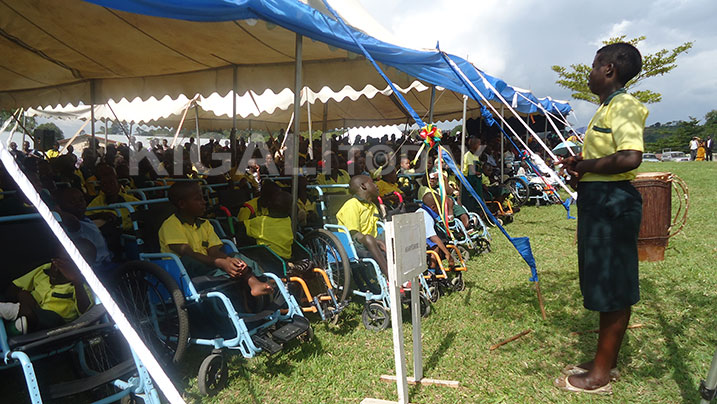 Abana bafite ubumuga bwo kutumva bafashwa gukurikirana uyu muhango mu buryo bw