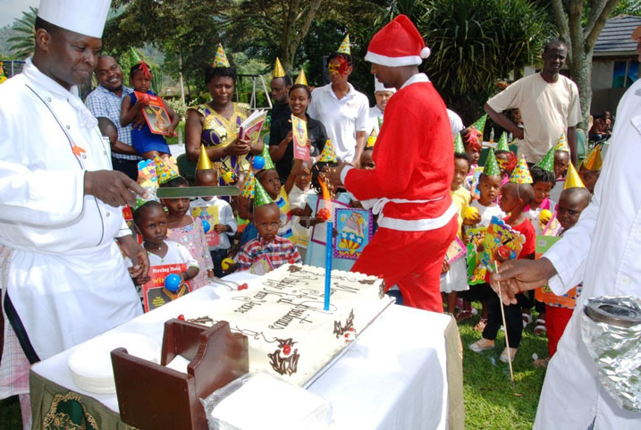 Aha abakozi ba Kivu Serena Hotel bari bagiye gukatira abana umutsima wa Noheri.