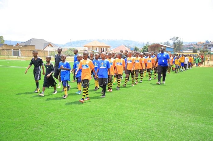 Ubwo abana bose basesekaraga ku kibuga baherekejwe na pasiteri Seneza 