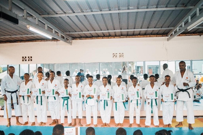 Abiga umukino wa karate ubwo bahabwaga impamyabushobozi