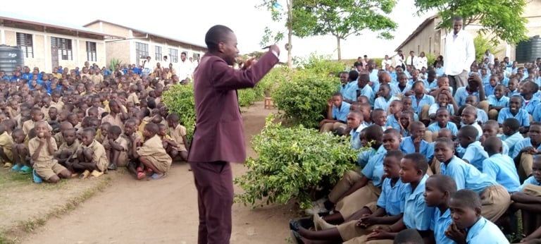 Batanze inkunga ku biga mu mashuri abanza, ariko banagenera ubutumwa abiga mu yisumbuye bubashishikariza kwitwara neza birinda ibiyobyabwenge